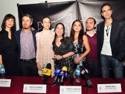 Lucía carreras (c), junto con el elenco del filme ''Nos vemos papá'' (2012). ARCHIVO /