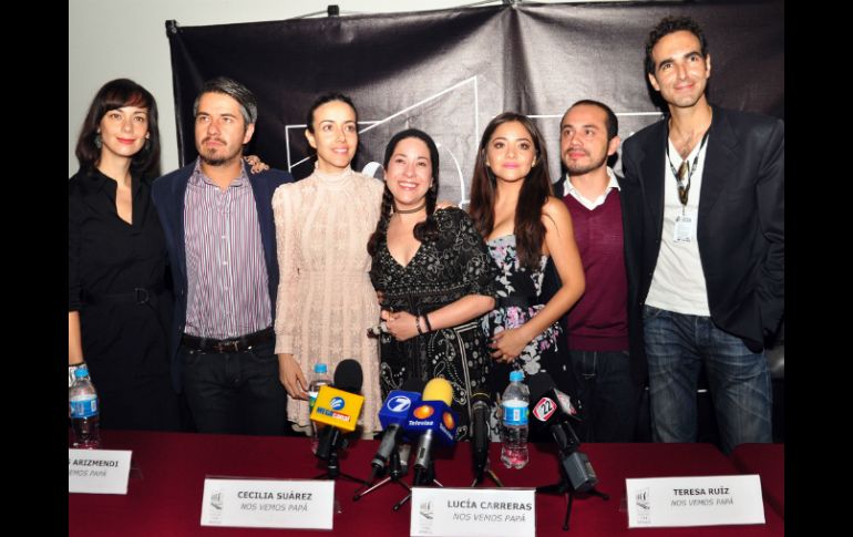 Lucía carreras (c), junto con el elenco del filme ''Nos vemos papá'' (2012). ARCHIVO /