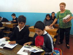 Dentro de las aulas, se irán subsanando los errores de los libros con la ayuda de los maestros, señala subsecretaria de la SEP. ARCHIVO /