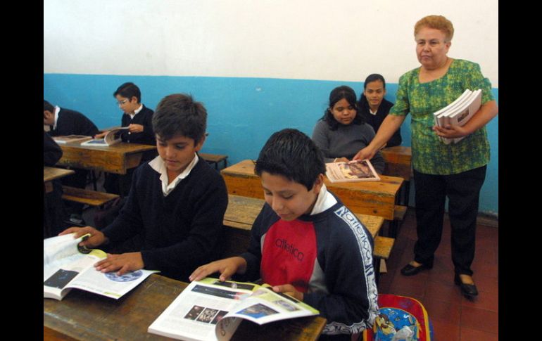 Dentro de las aulas, se irán subsanando los errores de los libros con la ayuda de los maestros, señala subsecretaria de la SEP. ARCHIVO /