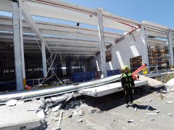 Un agente de protección civil inspecciona los daños causados por el tornado. EFE /