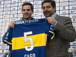 Fernando Gago (izq) fue presentado con el equipo xeneize. AFP /