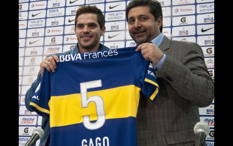 Fernando Gago (izq) fue presentado con el equipo xeneize. AFP /