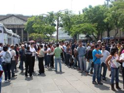 Las filas para acceder a la carpa de reclutamiento, de 12 por 24 metros, se extendieron por lo largo de la plaza.  /