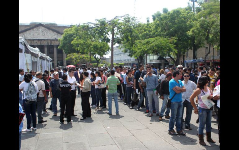 Las filas para acceder a la carpa de reclutamiento, de 12 por 24 metros, se extendieron por lo largo de la plaza.  /