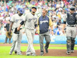 Para afuera. Yovani Gallardo sale del juego con aparente molestia al momento de apoyar la pierna izquierda. AFP /