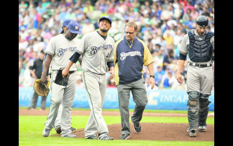 Para afuera. Yovani Gallardo sale del juego con aparente molestia al momento de apoyar la pierna izquierda. AFP /