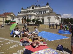 Unas 200 personas han transformado las calles afuera del Parlamento búlgaro en una ''playa'', a modo de protesta. EFE /