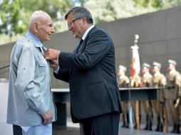 El presidente Bronislaw Komorowski condecora al insurgente Zdzislaw Kaminski durante el 69 aniversario del Alzamiento de Varsovia. EFE /