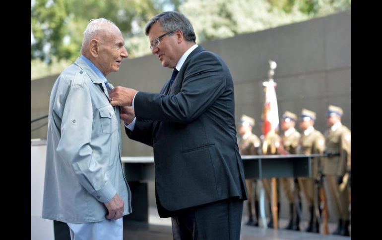 El presidente Bronislaw Komorowski condecora al insurgente Zdzislaw Kaminski durante el 69 aniversario del Alzamiento de Varsovia. EFE /