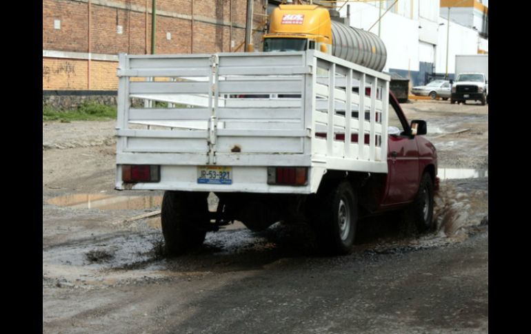 En lo que va de 2013, en Zapopan se han reportado mil 968 baches. ARCHIVO /