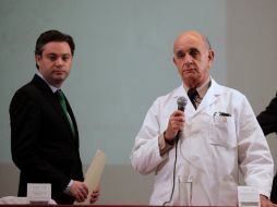 Aurelio Núñez y el médico Ruben Drijanski, durante el parte oficial después de la operación de Peña Nieto. SUN /