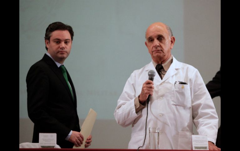 Aurelio Núñez y el médico Ruben Drijanski, durante el parte oficial después de la operación de Peña Nieto. SUN /