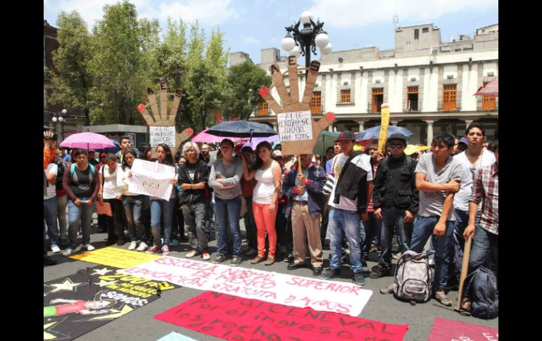 Los jóvenes rechazados entregarán un pliego petitorio ante la SEP para la mesa de diálogo. ARCHIVO /