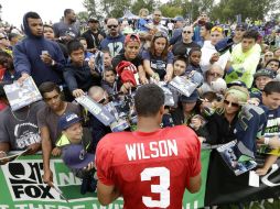 El Mariscal Russel Wilson atiende a los aficionados, ahora ellos escogerán a los mejores de cualquier conferencia al Pro Bowl. AP /