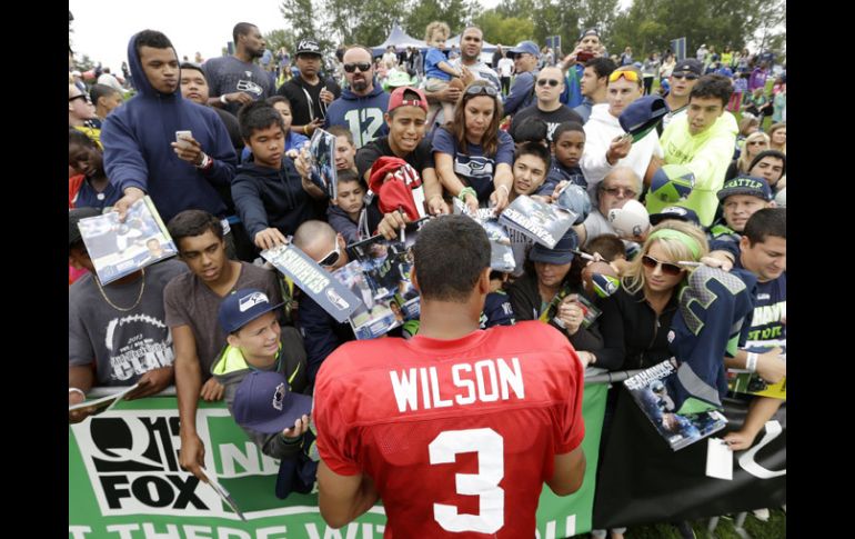 El Mariscal Russel Wilson atiende a los aficionados, ahora ellos escogerán a los mejores de cualquier conferencia al Pro Bowl. AP /