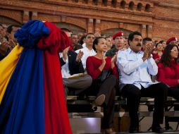 El presidente Nicolás Maduro (derecha) durante la celebración del cumpleaños del ex presidente Hugo Chávez. ARCHIVO /