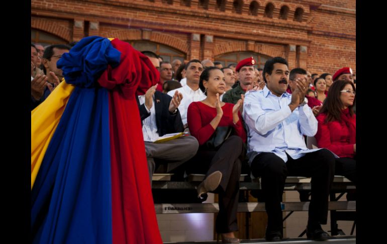 El presidente Nicolás Maduro (derecha) durante la celebración del cumpleaños del ex presidente Hugo Chávez. ARCHIVO /