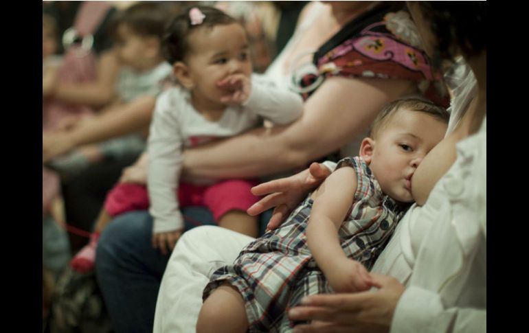 El mejor inicio de una vida sana es la lactancia materna, pues es insustituible por los nutrientes que brinda al recién nacido. ARCHIVO /