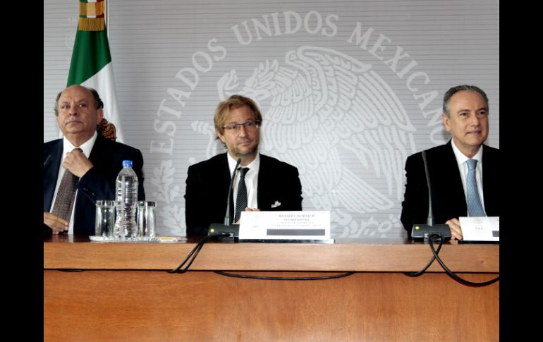 Orlando Arvizu, Andrés Roemer y Agustín Gutiérrez en conferencia de prensa desde la SRE. NTX /