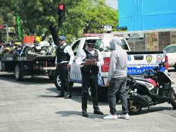 Operativo. En la Glorieta de los Niños Héroes, los policías viales pidieron sus documentos a este hombre que no llevaba casco. EL INFORMADOR /