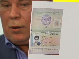 El abogado ruso Anatoly Kucherena muestra el documento que permite a Edward Snowden permanecer en Rusia. AP /