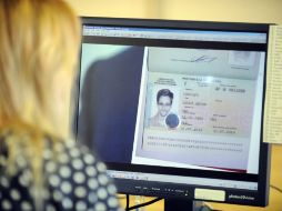 Una mujer mira en su computadora el documento con el que Rusia da asilo provisional a Edward Snowden. AFP /