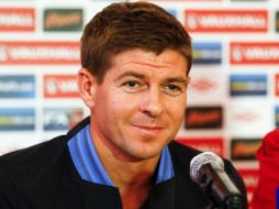 Steven Gerrard capitán del Liverpool ruega a su compañero Luis Suárez quedarse una temporada mas con los ´Reds´. ARCHIVO /