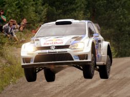 Sebastien Ogier hace el mejor tiempo en el primer y tercer tramo. AP /