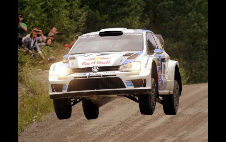 Sebastien Ogier hace el mejor tiempo en el primer y tercer tramo. AP /