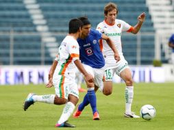 Gerardo Flores (centro) en acción anterior a su lesión en el juego ante Chiapas. EFE /