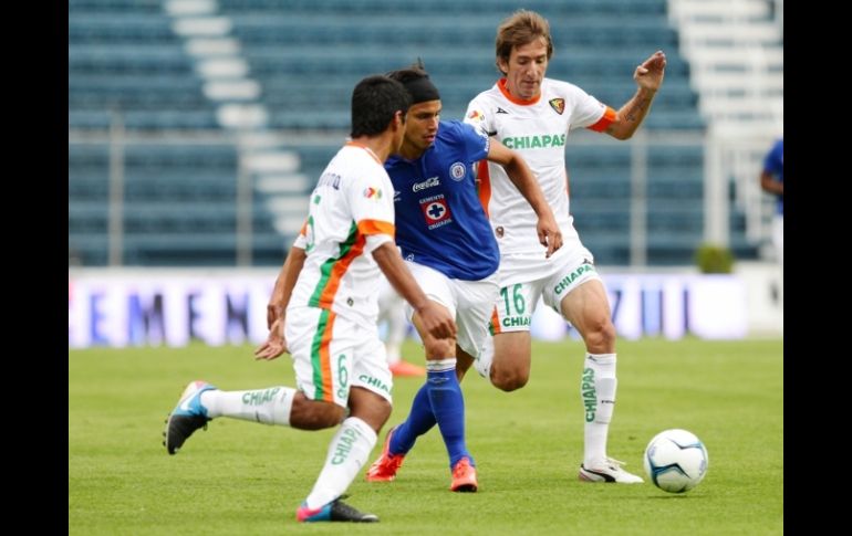 Gerardo Flores (centro) en acción anterior a su lesión en el juego ante Chiapas. EFE /