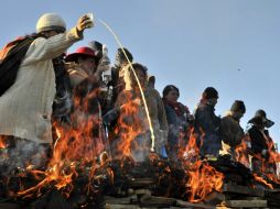 Bolivianos agradecen la fertilidad de la tierra e inician un nuevo ciclo agrícola con rituales. AFP /