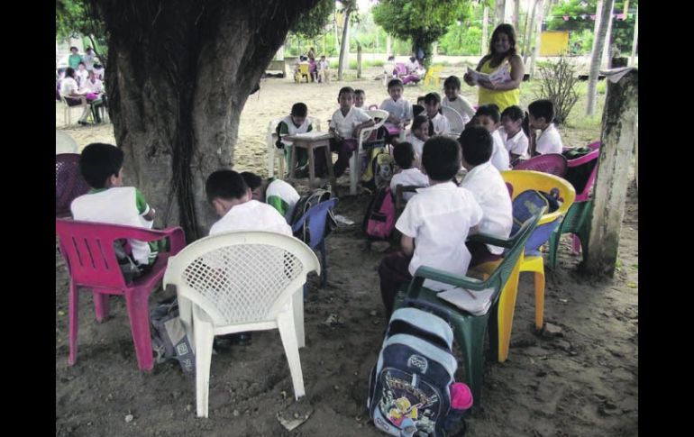 Las próximas evaluaciones de maestros tomarán en cuenta las condiciones en las que los docentes imparten sus clases. NTX /