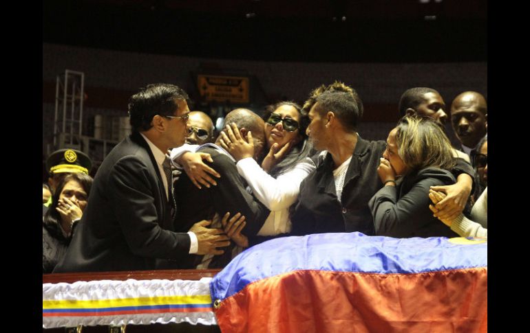 Familiares y amigos lloran frente al féretro que contiene los restos de Christian ''Chucho'' Benítez. AFP /