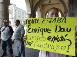 Este viernes, algunas personas se manifiestan contra la instalación del busto en la presidencia de Guadalajara.  /