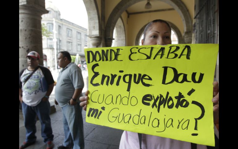 Este viernes, algunas personas se manifiestan contra la instalación del busto en la presidencia de Guadalajara.  /