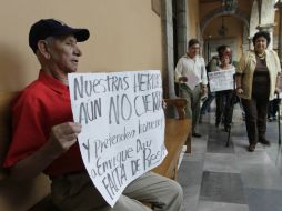 Esta mañana un grupo de personas protestó contra la instalación del busto de Dau Flores.  /