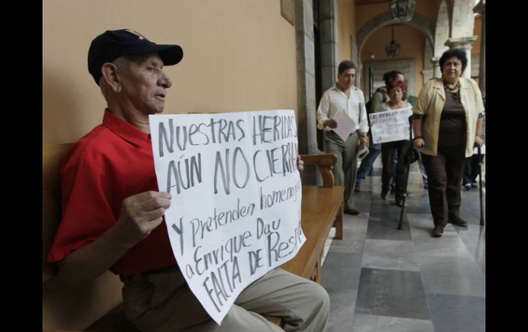 Esta mañana un grupo de personas protestó contra la instalación del busto de Dau Flores.  /