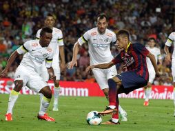 Neymar (der) jugo ante sus compañeros a partir del segundo tiempo. AFP /