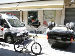 Al caer del lugar chocó contra un vehículo, el muro de un inmueble y lesionó a dos personas que pasaban por el lugar.  /