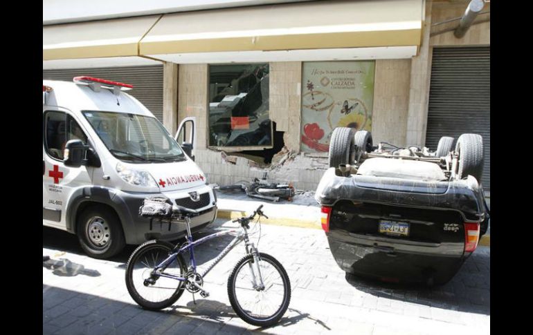 Al caer del lugar chocó contra un vehículo, el muro de un inmueble y lesionó a dos personas que pasaban por el lugar.  /