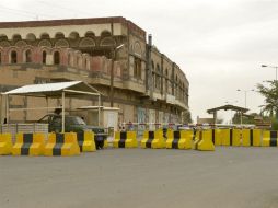 Barreras de seguridad limitan el acceso a la embajada esatadounidense en Saná, Yemen. EFE /