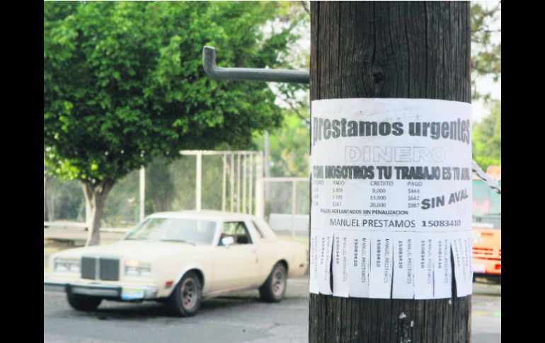 Prometen soluciones. Anuncios de préstamos sin mayores requisitos se observan por toda la ciudad. EL INFORMADOR /