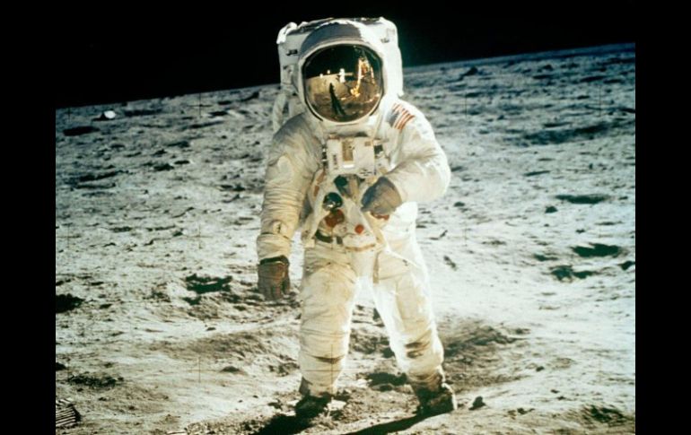 En la escafandra de Buzz Aldrin, Neil Armstrong se refleja durante su histórico paseo en la Luna. ARCHIVO /