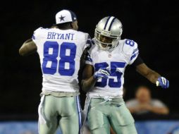 Jared Green (d) festeja una de las anotaciones junto a Dez Bryant. AP /