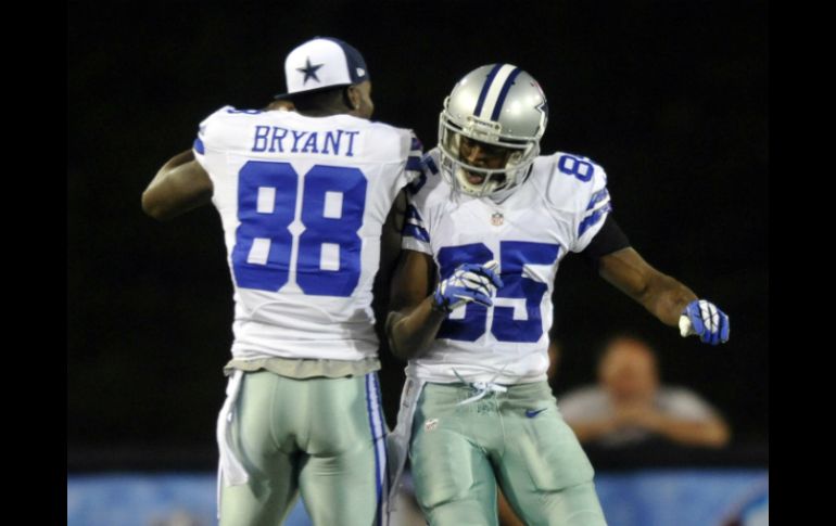 Jared Green (d) festeja una de las anotaciones junto a Dez Bryant. AP /