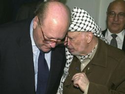 En su desempeño también como ministro de Exteriores se topó con varios políticos del momento, como el líder palestino Yasser Arafat. ARCHIVO /