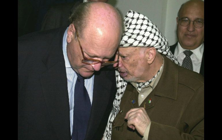 En su desempeño también como ministro de Exteriores se topó con varios políticos del momento, como el líder palestino Yasser Arafat. ARCHIVO /