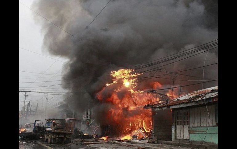 Una funeraria en llamas tras la explosión de un artefacto casero en la Avenida Sinsuat de Cotabato (Filipinas). EFE /